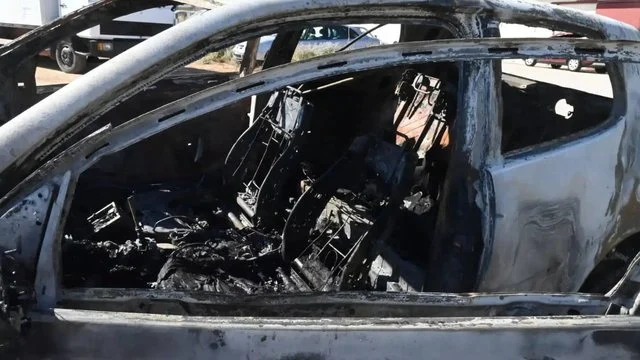 E rëndë në Greqi/ Shqiptari gjendet i lidhur me pranga dhe i djegur brenda një makine