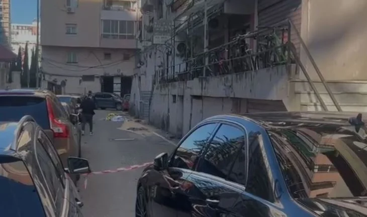 E rëndë në Tiranë, babai i tre fëmijëve i jep fund jetës, hidhet nga pallati