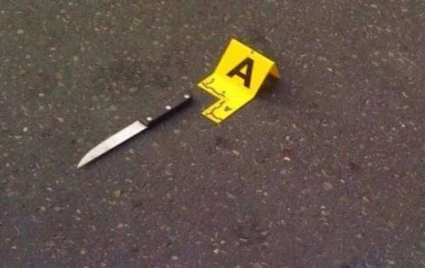 E rëndë/ Përleshje me thika jashtë ambienteve të një lokali, plagosen tre të rinj