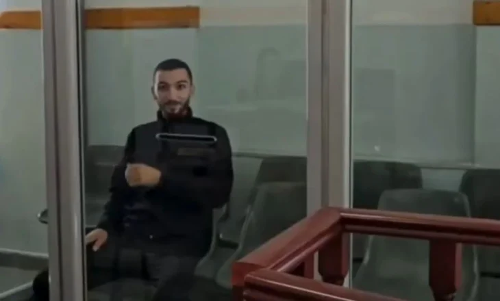 E rëndë/ Vrau babain me dru në kokë dhe më pas me thikë në zemër (EMRI)