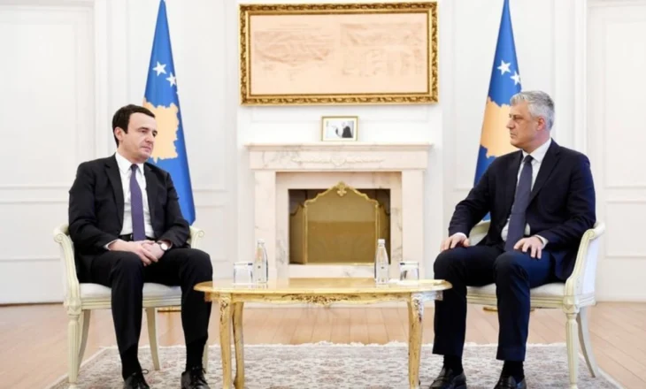 E rrallë, Kurti mbështet Thaçin: S’ka arsye ligjore përse krerët e UÇK-së të mbeten në Hagë