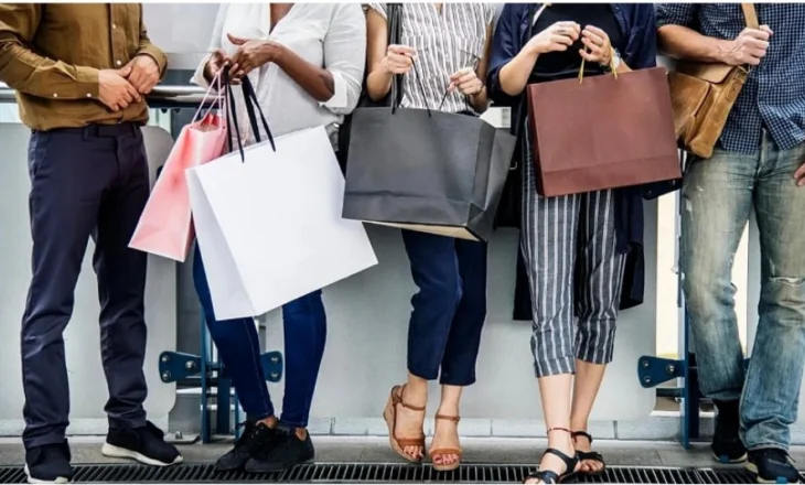 E vërteta e frikshme/ Ja si na manipulon Black Friday pa e kuptuar, zbritjet që të shtyjnë të blejmë pa arsye