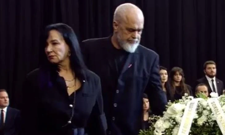 Edi Rama mbërrin në Pallatin e Kongreseve i shoqëruar nga bashkëshortja e tij