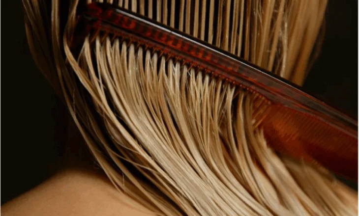 Efektet negativë të fjetjes me flokë të lagur