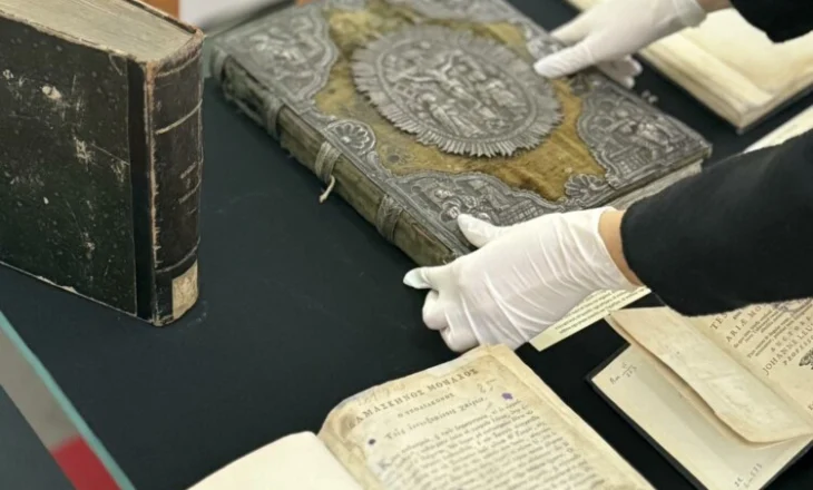 Ekspozita “Koleksioni i Biblave”  me bibla të rralla dhe 452 materiale me karakter biblik, të shtypura nga shekulli…