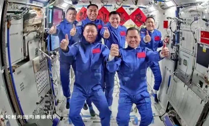 Ekuipazhi i “Shenzhou-21” hyn në stacionin hapësinor, takon ekuipazhin e “Shenzhou-20”