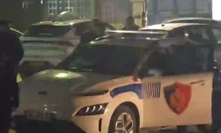 Ekzekutimi i Mond Mëhallës, pamjet e çastit kur një person futet me forcë në makinën e policisë