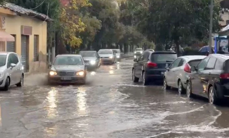 Elbasani nën pushtetin e ujit/ Rreshjet e dendura sjellin vështirësi në qarkullimin e mjeteve