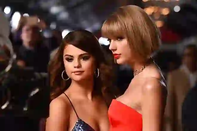 Emra ‘BIG’! Zbulohet formacioni i shoqërueseve të nuses të Taylor Swift