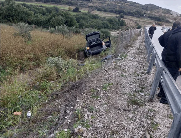 EMRAT/ Makina del nga rruga në Vlorë dhe përfundon në kanal, dy persona të lënduar