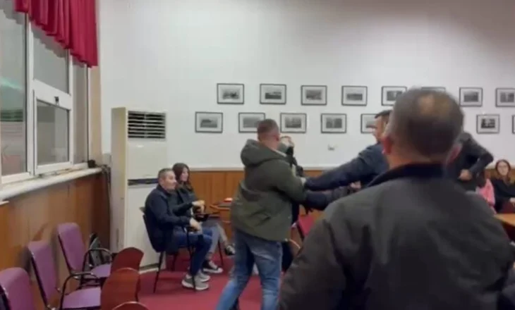 EMRI/ Goditi me grushte anëtarin e këshillit bashkiak, arrestohet 27-vjeçari në Pogradec