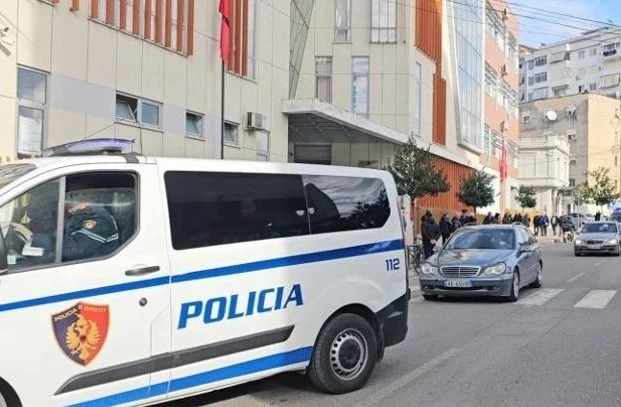 EMRI/ Kanosën me armë zjarri fqinjin, arrestohet 37-vjerçari, shpallet në kërkim një tjetër