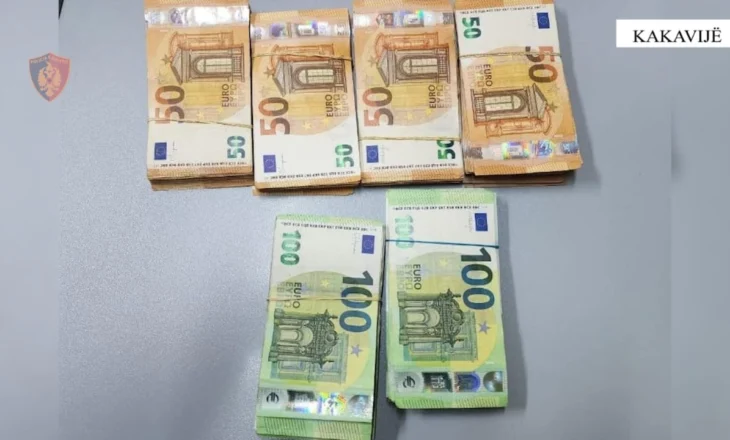 Emri/ Tentoi të nxirrte nga Shqipëria 42 mijë euro pa i deklaruar, procedohet 44-vjeçari