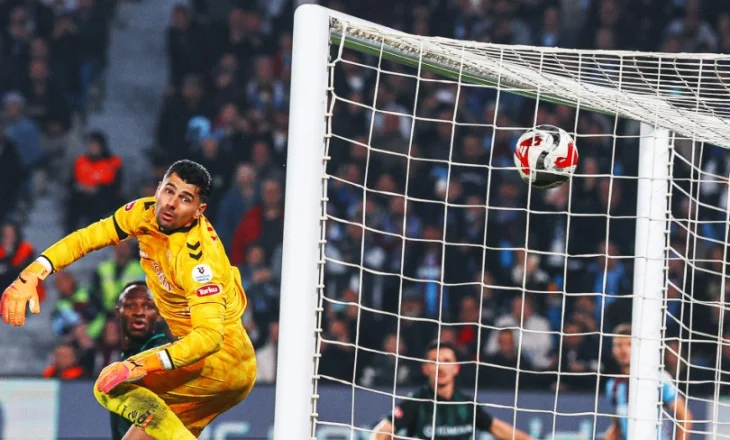 Ernest Muçi, a je normal? Sulmuesi kuqezi “çmend” Turqinë me SUPERGOLIN tij (video)