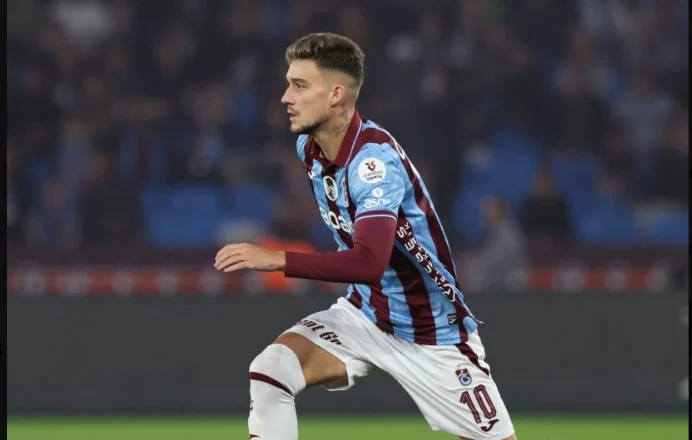 Ernest Muçi heroi i Trabzonspor, sulmuesi shqiptar shënon dy gola në fitoren dramatike (video)