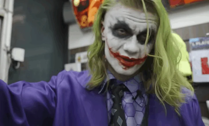 “Është krejtësisht i çmendur”…; Haaland argëtohet i veshur si “Joker” mes tifozëve në Manchester (video)