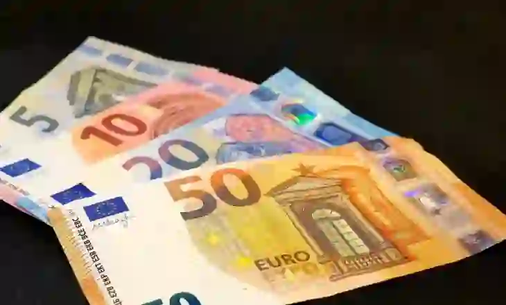 Euro dhe paundi bien sërish, mësoni me sa shiten e blihen monedhat e tjera sot