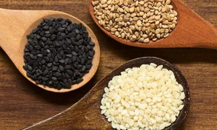 Farat e susamit plot kalcium e minerale organike, zbuloni benefitet për shëndetin tuaj