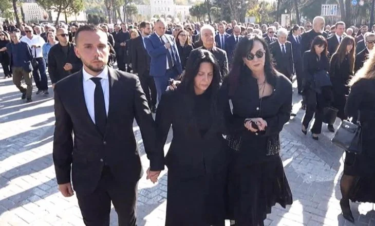 Fatos Nano përcillet në banesën e fundit, Linda Rama ngushëllon Xhoana Nanon