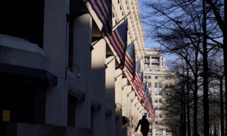 FBI shkarkon agjentë të tjerë që hetuan Trumpin