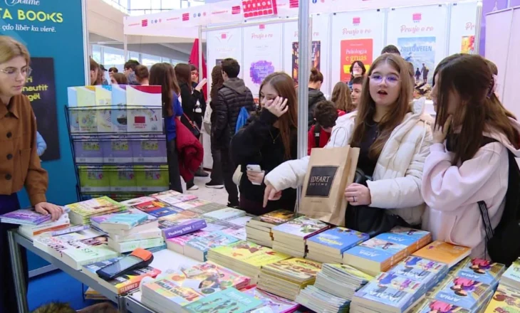 Fëmijët mes librave dhe ekraneve/ Mbizotërojnë librat e përkthyer në panair, shkrimtarët vendas kërkojnë më shumë mbështetje