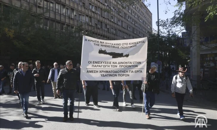 Fermerët grekë protestojnë në Athinë për shkak të vonesave të subvencioneve