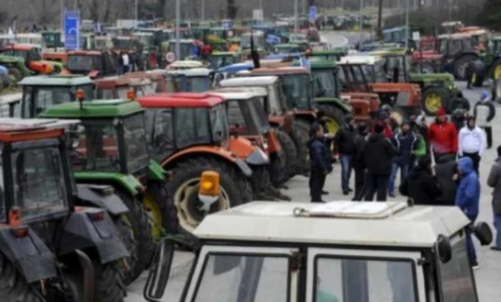 Fermerët në protestë, bllokojnë autostradën e rëndësishme në Greqi, ‘shpërthen’ dhuna