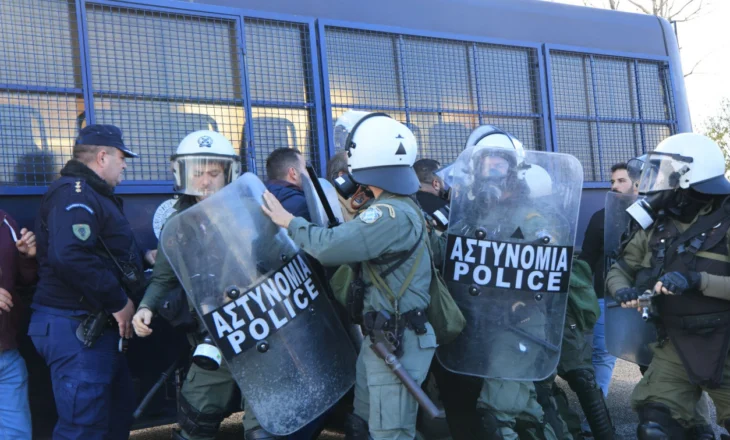 Fermerët protestë në Greqi, bllokojnë rrugën Athinë-Selanik, raportohet për të lënduar gjatë përplasjeve me policinë