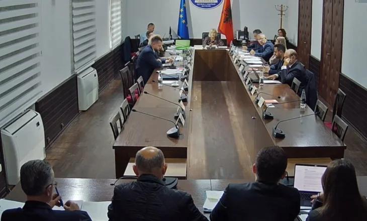 ‘Fermeri pajiset me auto faturë’/ Braçe debat me ministrin e Bujqësisë tek ‘Ekonomia’: Merr vetëm një copë letër…