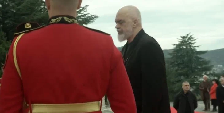 Festa e 29 Nëntorit/ Rama homazhe në varrezat e Dëshmorëve