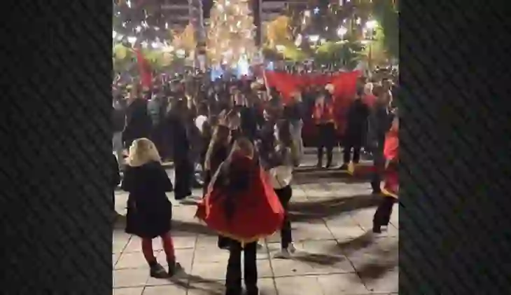 Festat e Nëntorit/ Shqiptarët ndezin Selanikun, këngë e valle në rrugët e Greqisë