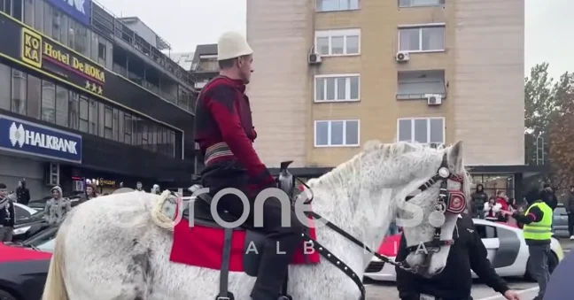 Festojnë 28 Nëntorin/ Shqiptarët në Shkup, paradë me kuaj dhe makina (VIDEO)