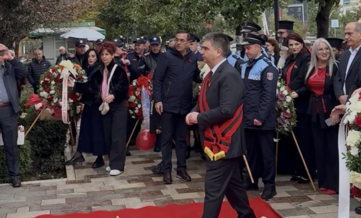 Fier – Ceremonia e ngritjes së flamurit në Ditën e Pavarësisë