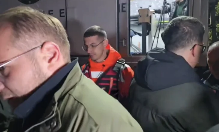 Fier – Show politik në mes të përmbytjeve: Vengu vjen për disa minuta, s’u përgjigjet gazetarëve dhe largohet; emergjencat zhduken pas tij