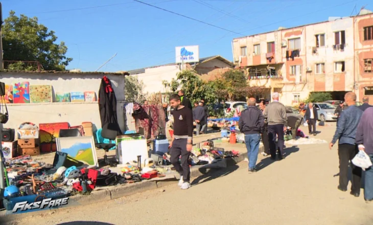 Fiks Fare/ Banorët e Rrugës ‘Jordan Misja’ ecin mes makinave, trotuaret pushtohen nga tregtarët ambulant: Punojmë për kafshatën e gojës