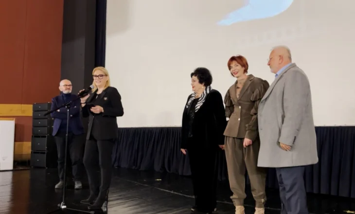 Filmi “Dhe vdekja le të presë”, publiku duartroket prodhimin kinematografik me regji të Edmond Topit 