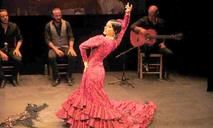 Flamenko spanjolle në “Recóndito”, muzika dhe vallëzimi takohen në një performancë nga Lucía “La Bronce”