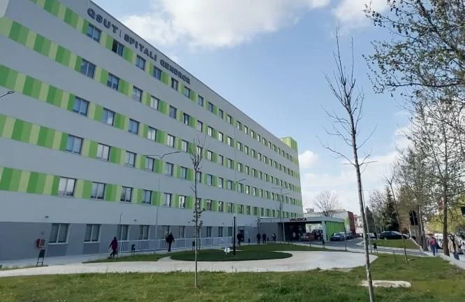 Fluks fëmijësh në QSUT/ Rreth 300 vizita në ditë në Pediatri, shtohen virozat