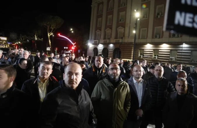 “Foltorja 2”/ Përfundon protesta e opozitës para Kryeministrisë pas fjalimit të Berishës