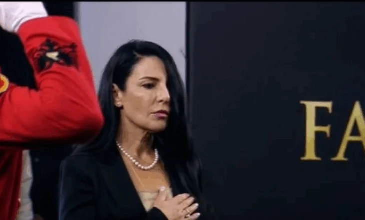 FOTO/ E gjitha me të zeza dhe stilin e viteve ’60, Belinda Balluku surprizon me pamjen në varrimin e Fatos Nanos