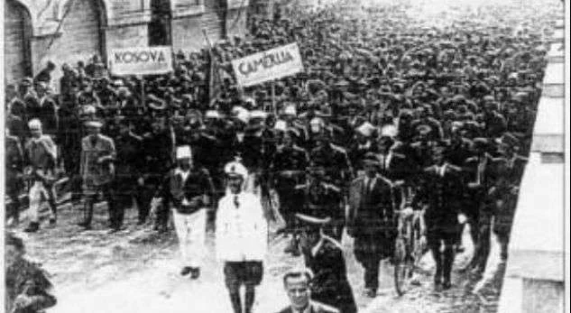 Foto e rrallë e 1915: Kur shqiptarët protestonin për Kosovën dhe Çamërinë