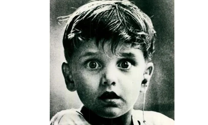 Foto emocionuese: Reagimi i Haroldit  i cili lindi i shurdhër, kur dëgjoi për herë të parë…