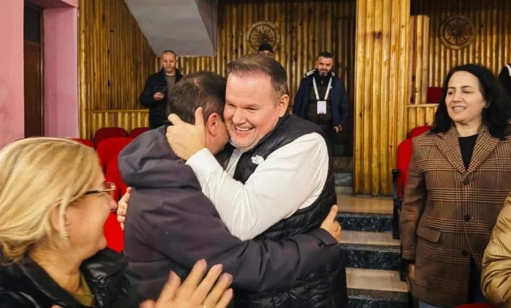FOTO/ Kryesoi me shumicë dërrmuese votash, shoqërohet me të qeshura dhe përqafime fitorja e Ervin Cecës në Berat