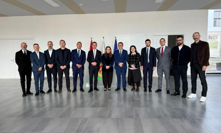 FOTO/ Shoqata ”Korabi” i dhuron spitalit në Laç një inkubator për të porsalindurit dhe pajisje kirurgjikale