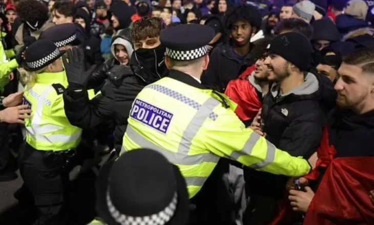 FOTO/ Shqiptarët ia marrin valles për Pavarësinë në mes të Londrës, policia i ndalon festimet