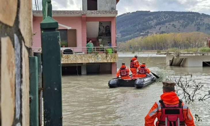 FOTO/ Shtëpi e toka të përmbytura në bashkinë e Dimalit, efektivët në terren