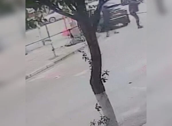 Foto/ Të maskuar dhe me automatik në dorë, momenti kur dy persona qëllojnë rivalin e Aldo Bares