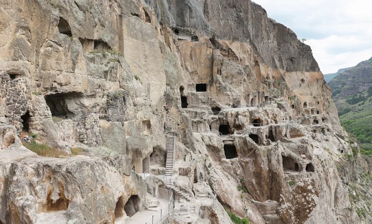 FOTO/ Vardzia, qyteti magjepsës i fshehur në shpella