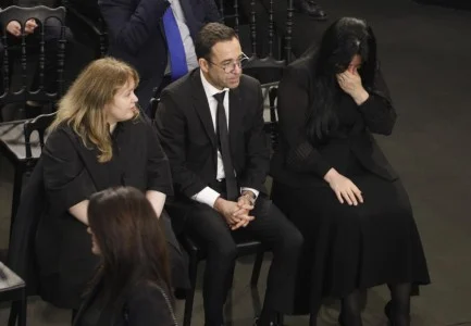 FOTOLAJM- Emocion dhe trishtim për ndarjen nga jeta të Fatos Nanos, bashkëshortja e tij, Xhoana nuk mban dot lotët