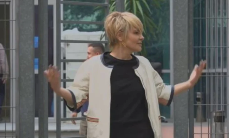 Fotolajm/ Me ‘look’ të ri dhe e buzëqeshur, Monika Kryemadhi paraqitet në SPAK